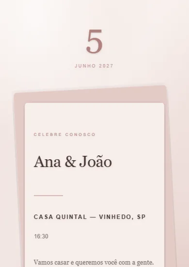 Convite modelo Romantic Blush: Papéis empilhados em blush e rosa antigo, com o dia em destaque.